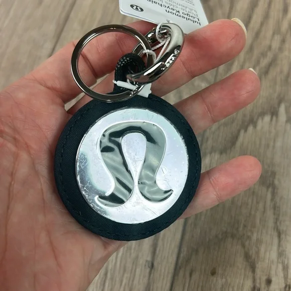 NWT lululemon Logo Keychain - black/ silver - Picture 5 of 6